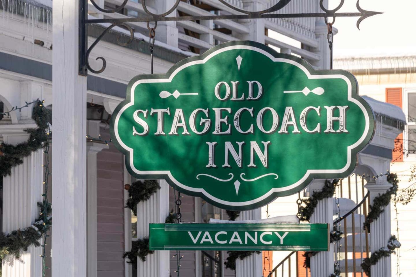 Old Stagecoach Inn green sign, indicating vacancy.