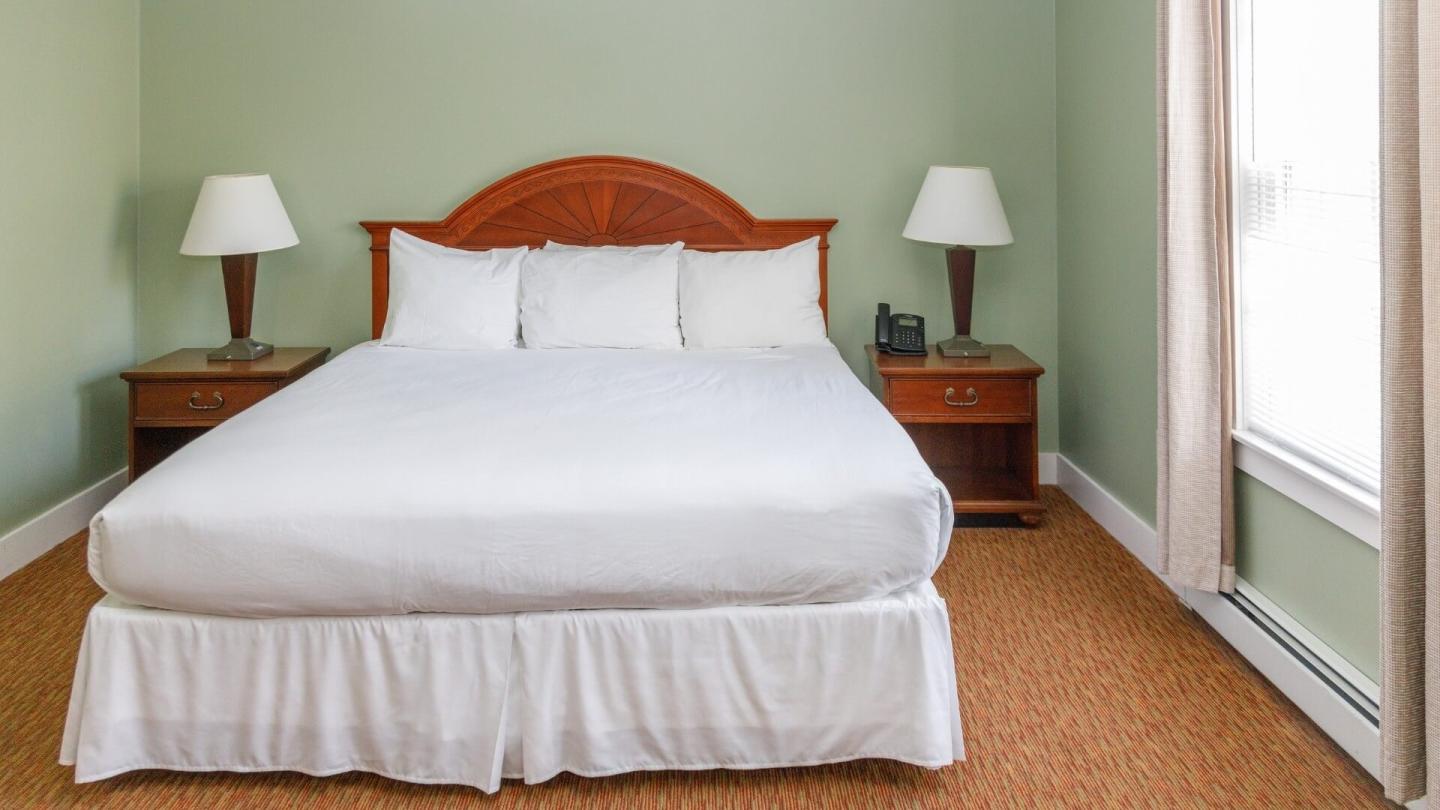 Room with King Bed in White Rose Building