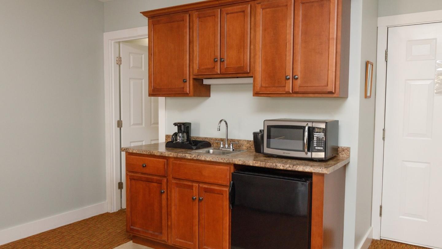 Room with King Bed & Wet Bar in White Rose Building