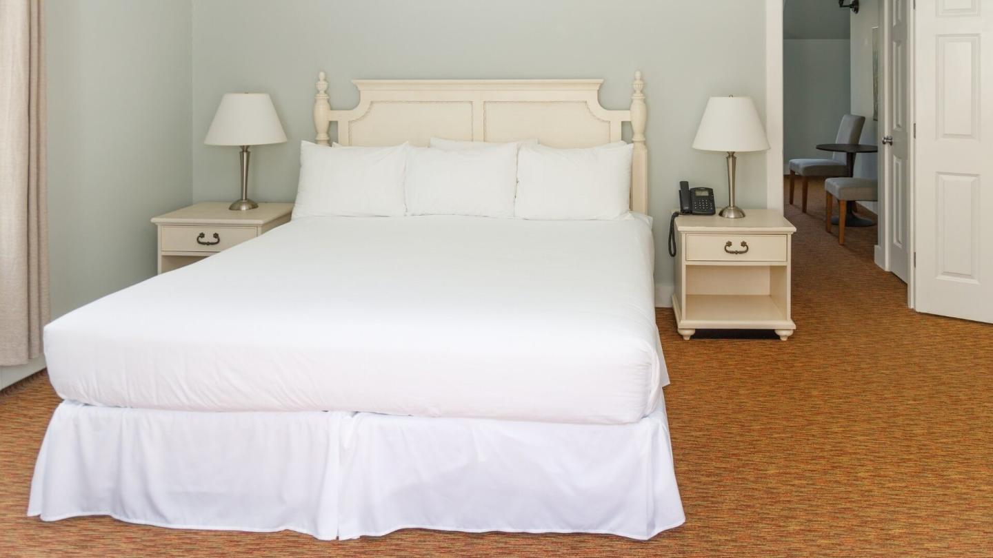 Room with King Bed in White Rose Building