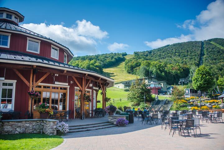 Exterior Rumble's Bar and Bistro Courtyard