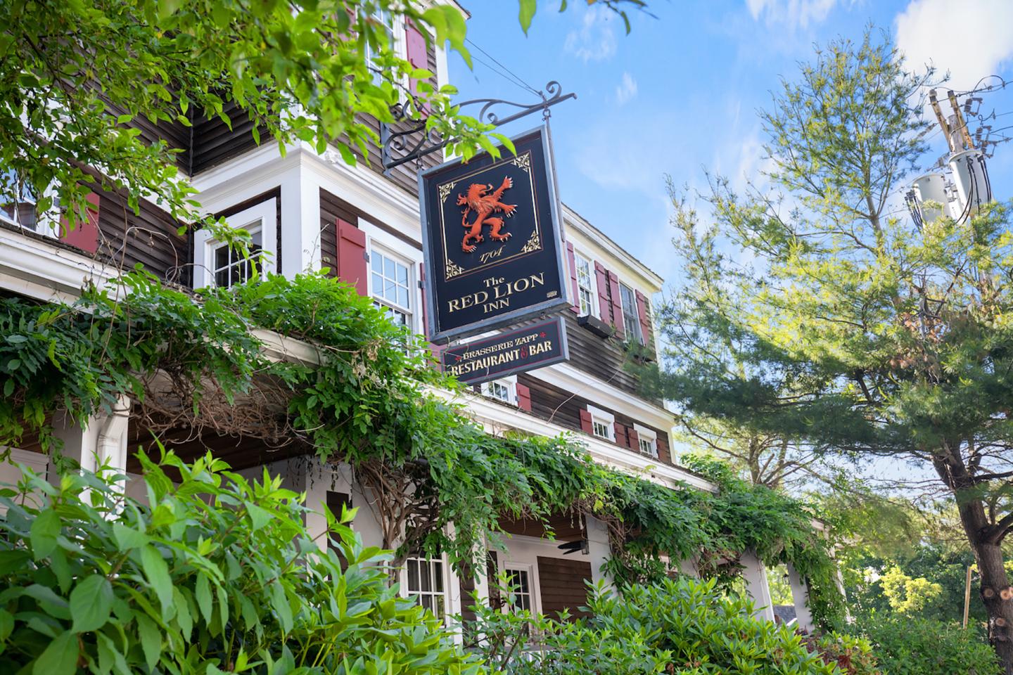 Red Lion Inn at Cohasset Village - sign