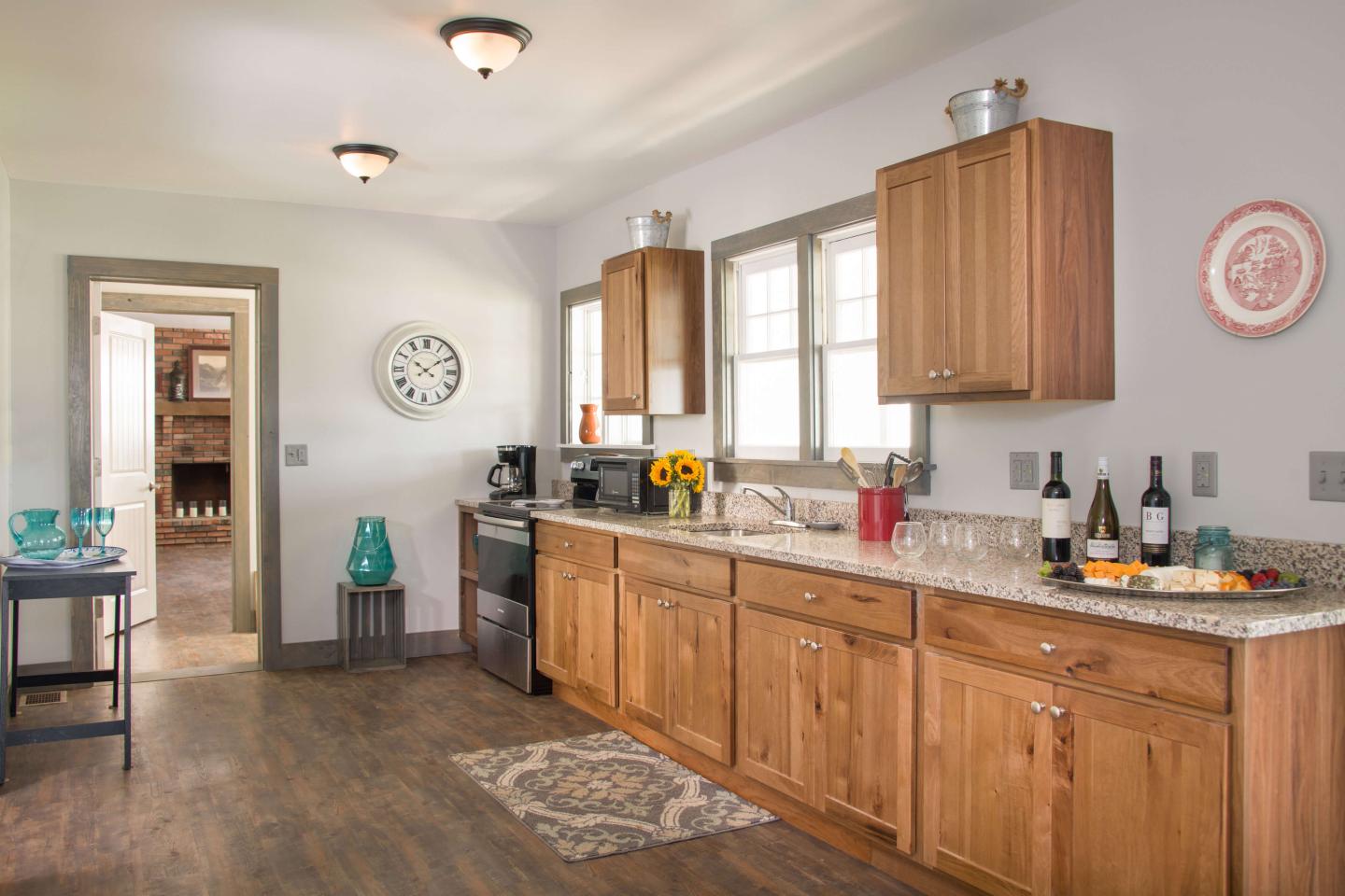 Lake Bomoseen Lodge & Taproom - Pine Kitchen