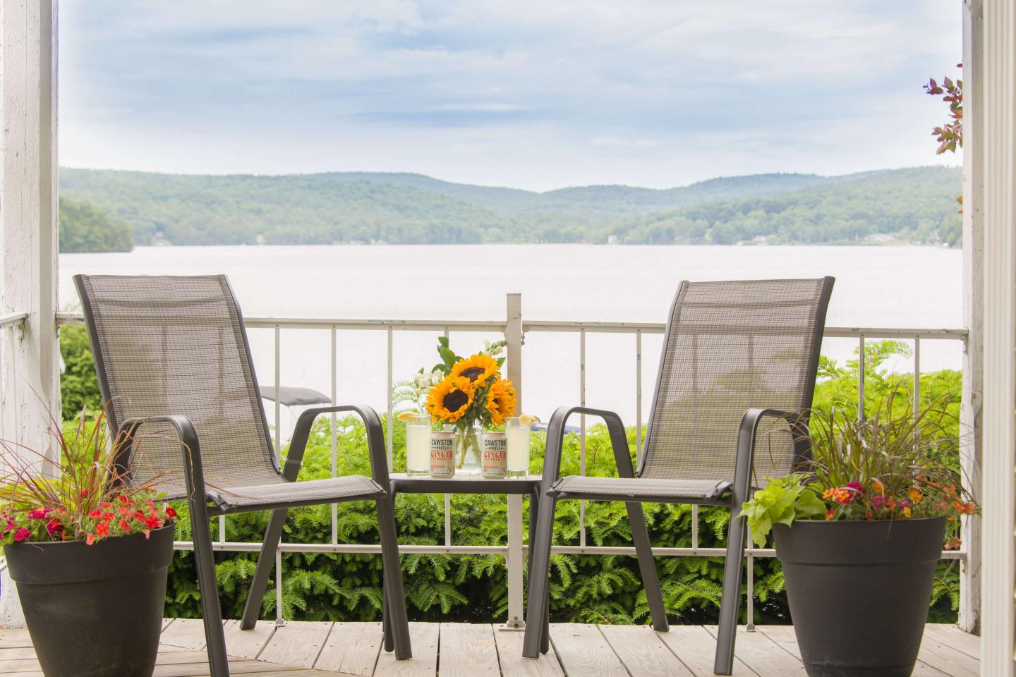 Lake Bomoseen Lodge & Taproom - Pine Porch