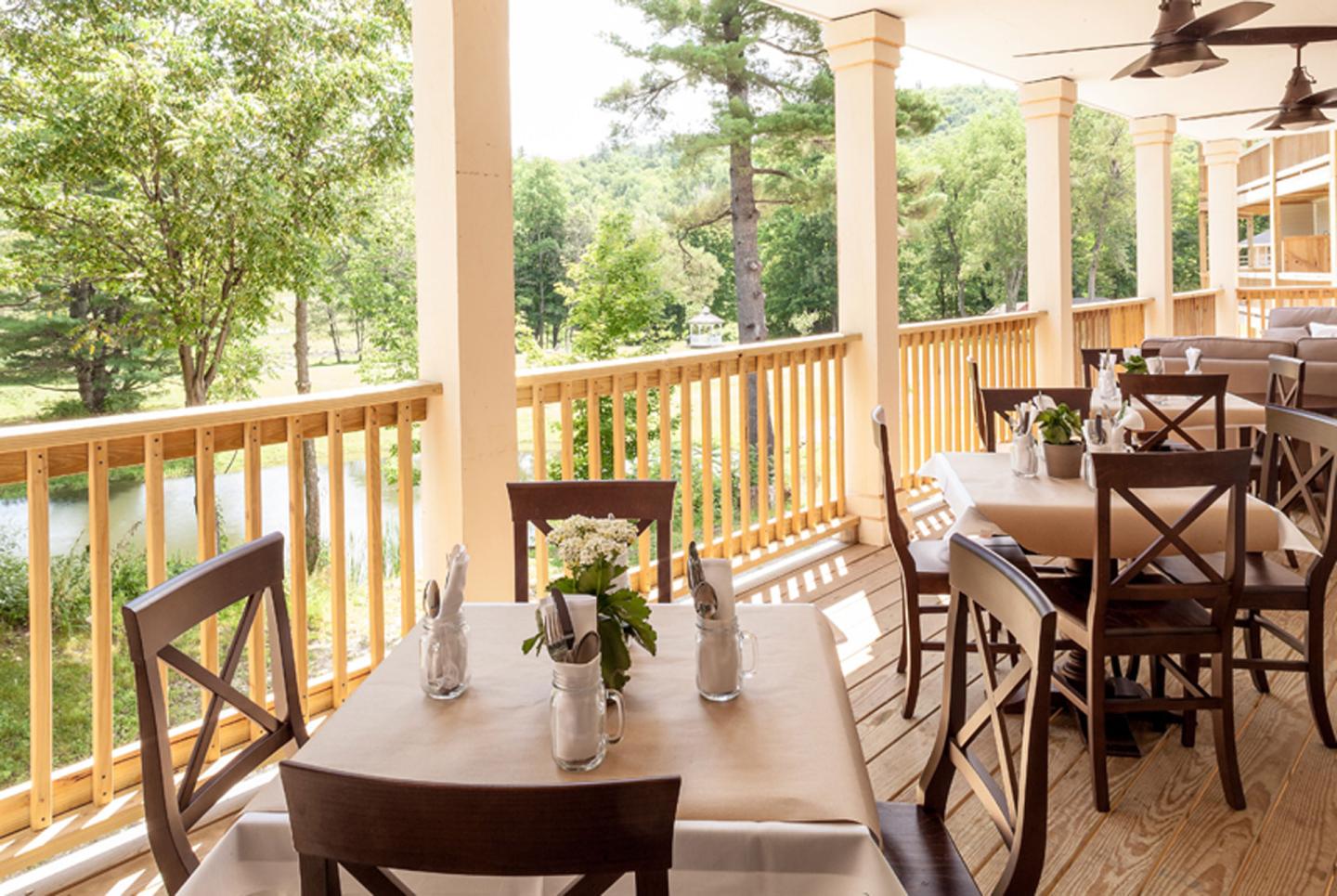 506 on the River Inn - Balcony Dining