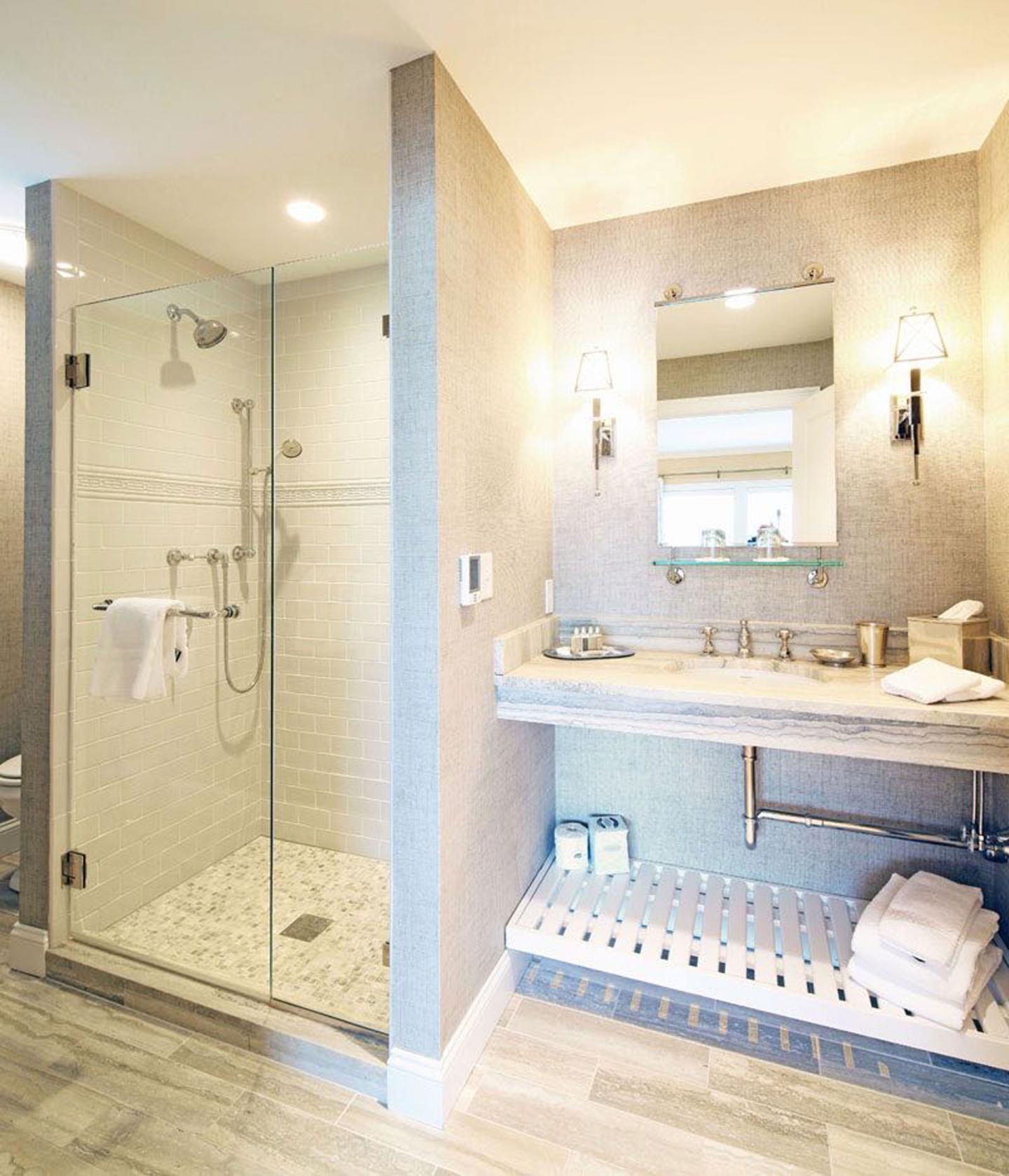 Grand Hotel - Guest Room Bath