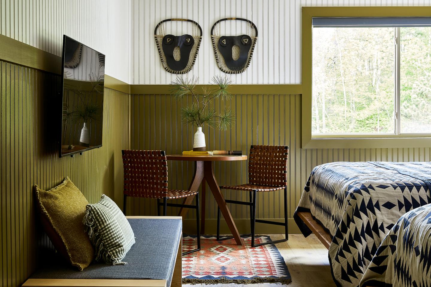 Seating area inside a double queen room at Bluebird Sunapee