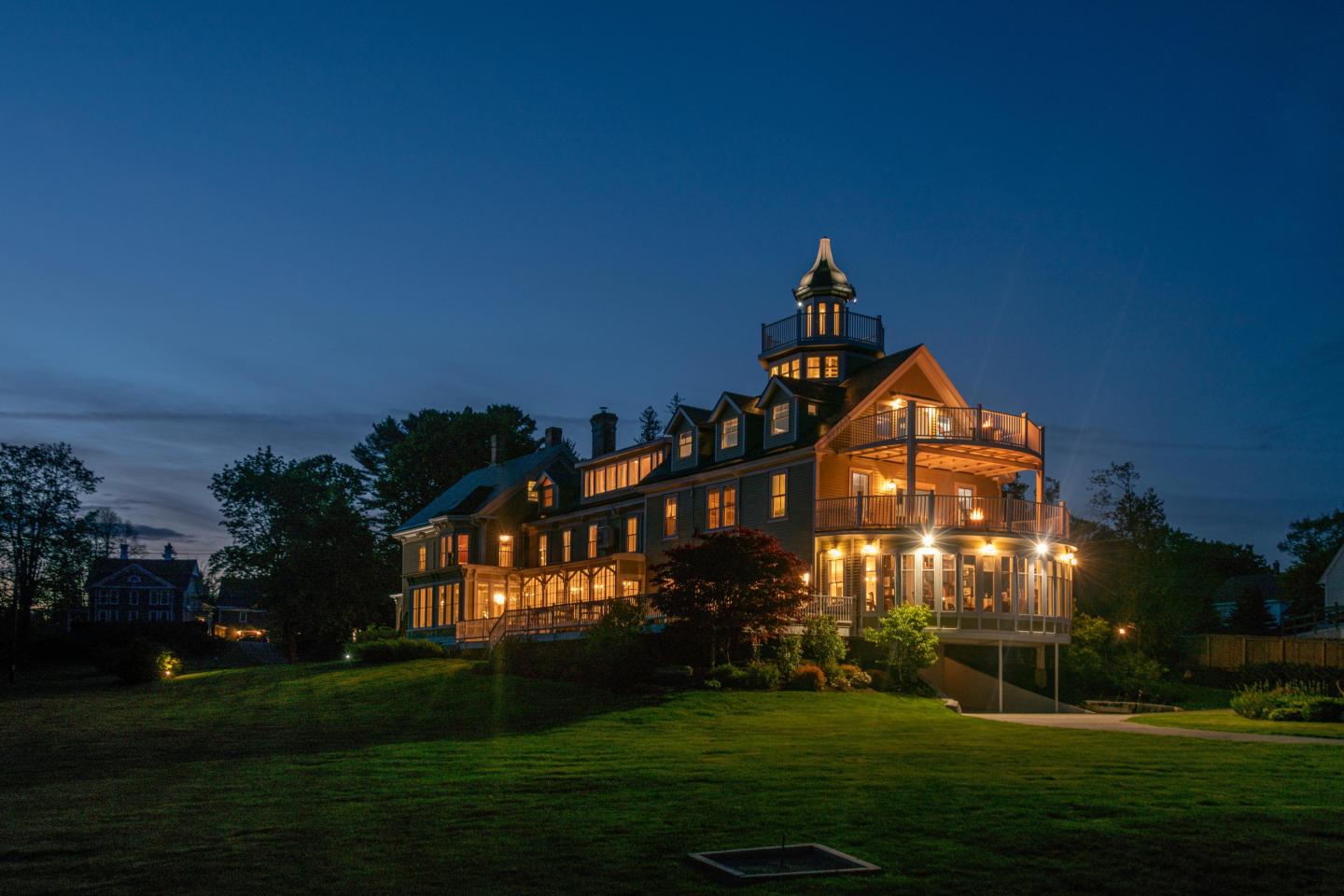 Captain Nickels Inn at night