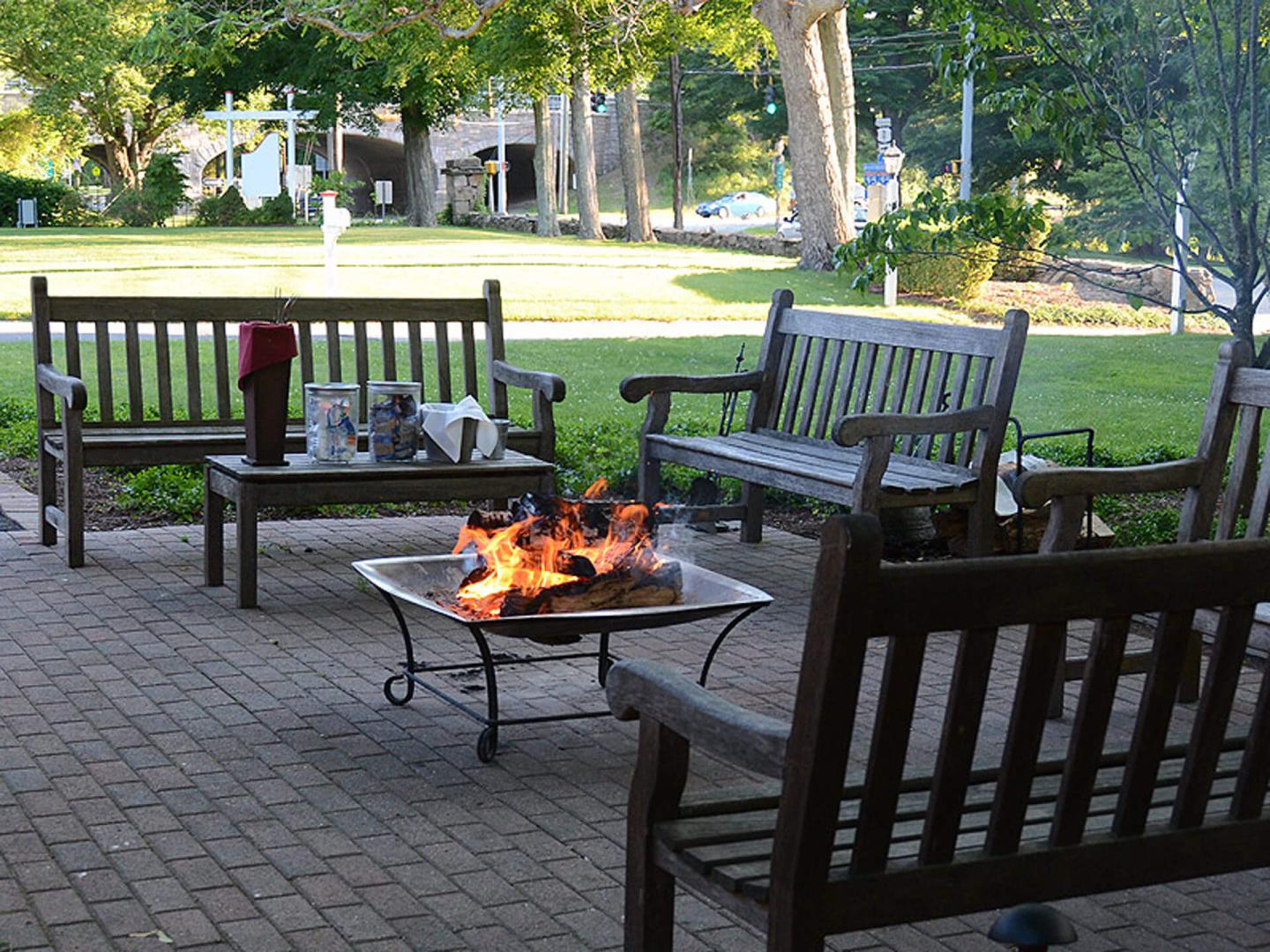 Old Lyme Inn - Courtyard Fire Pit