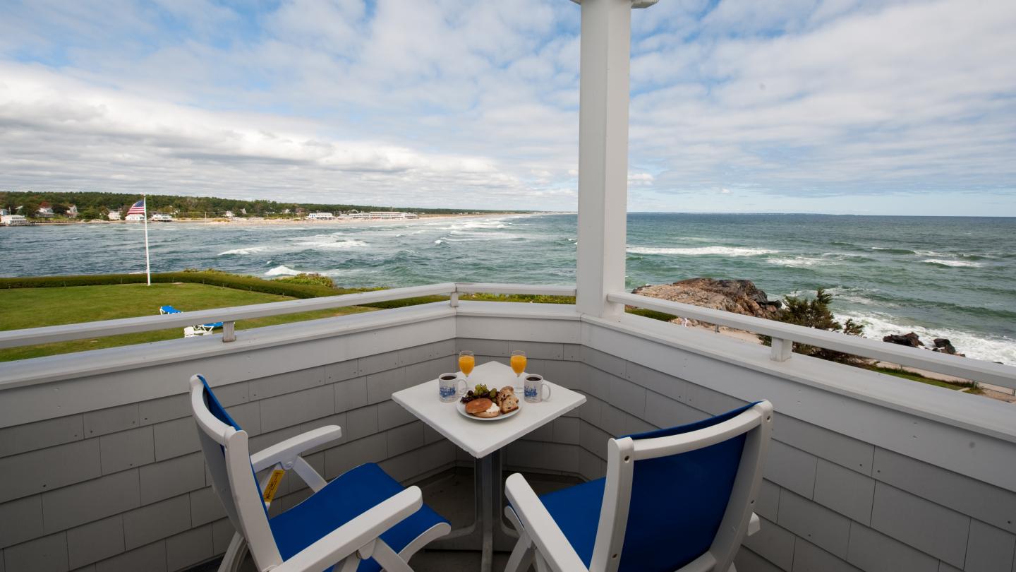 Beachmere Inn - Deck Breakfast