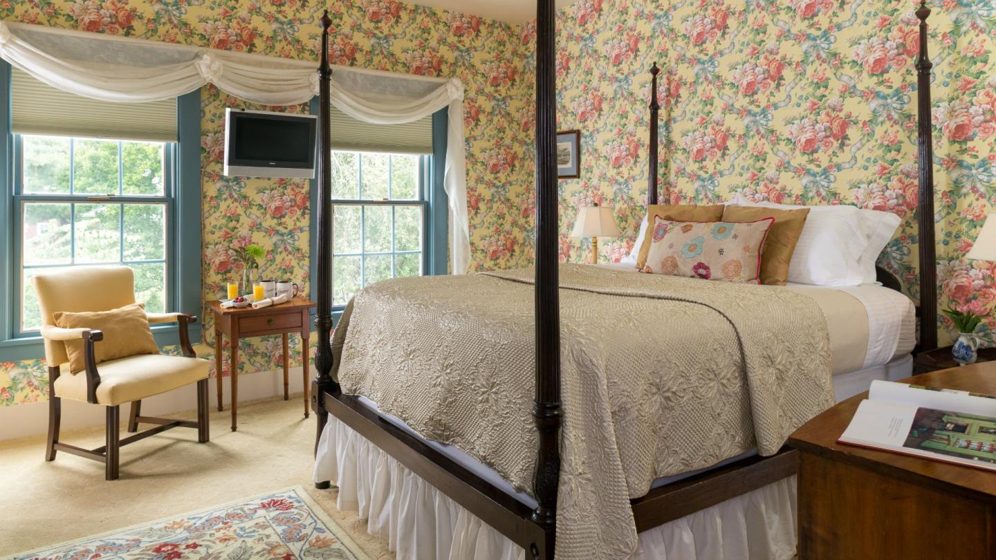 Deerfield Inn Superior Queen Guest Room