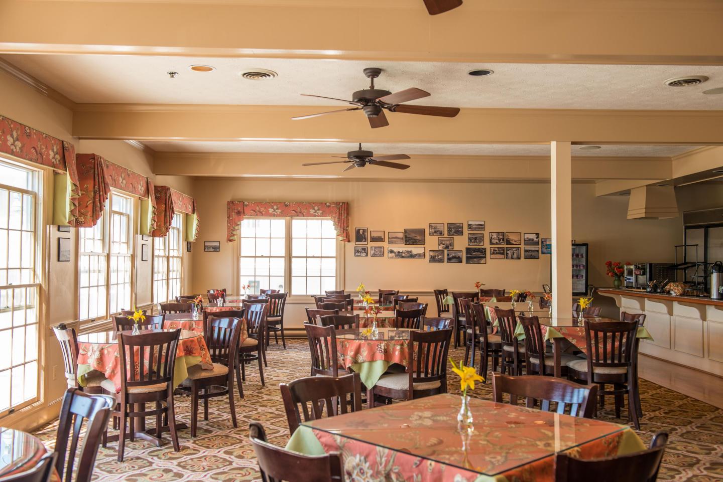 Sparhawk Oceanfront Resort - Dining Room