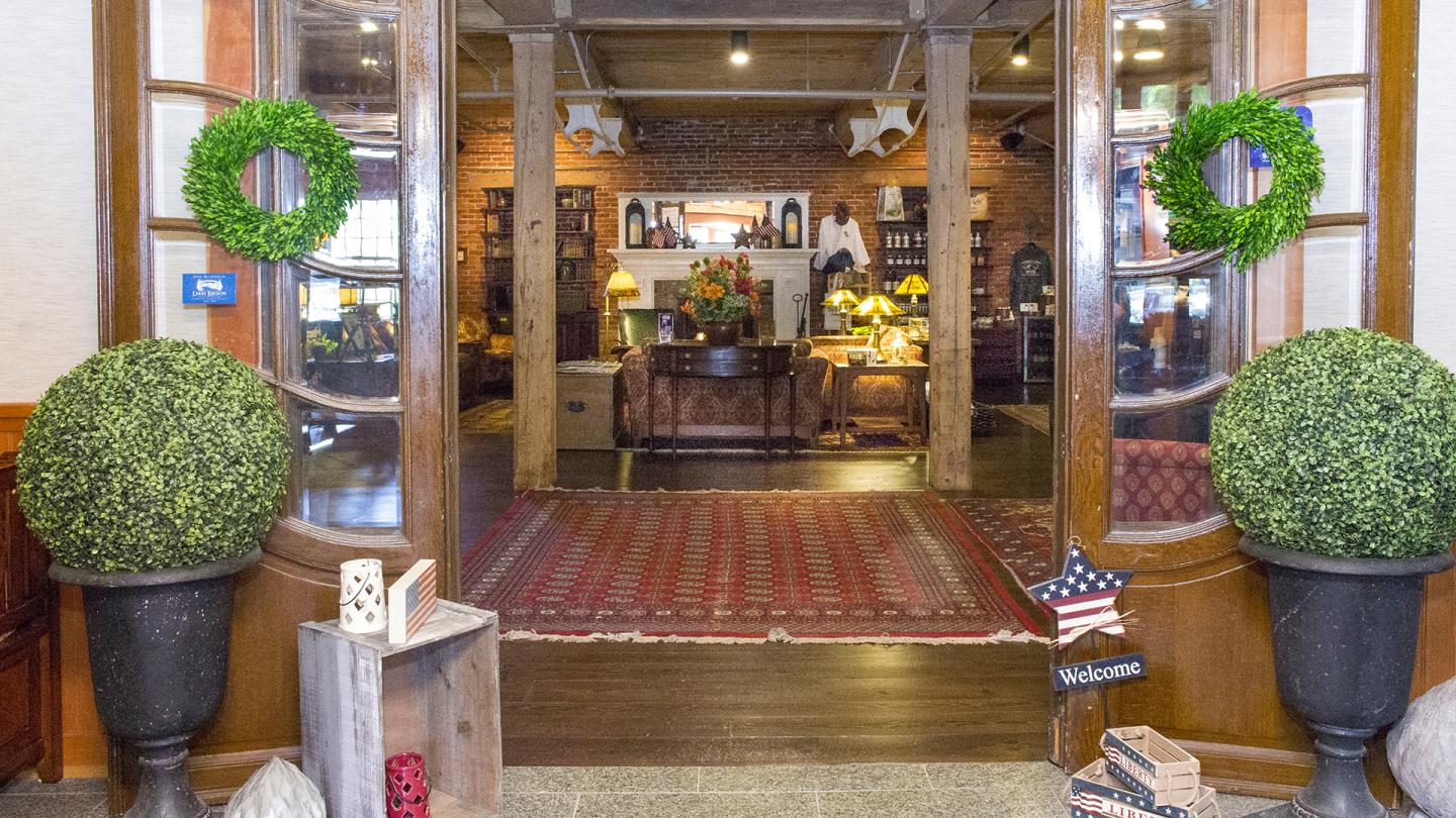 Entrance - The Common Man Inn & Restaurant 