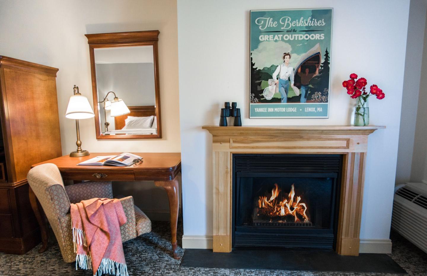 Yankee Inn - Guest Room with Fireplace
