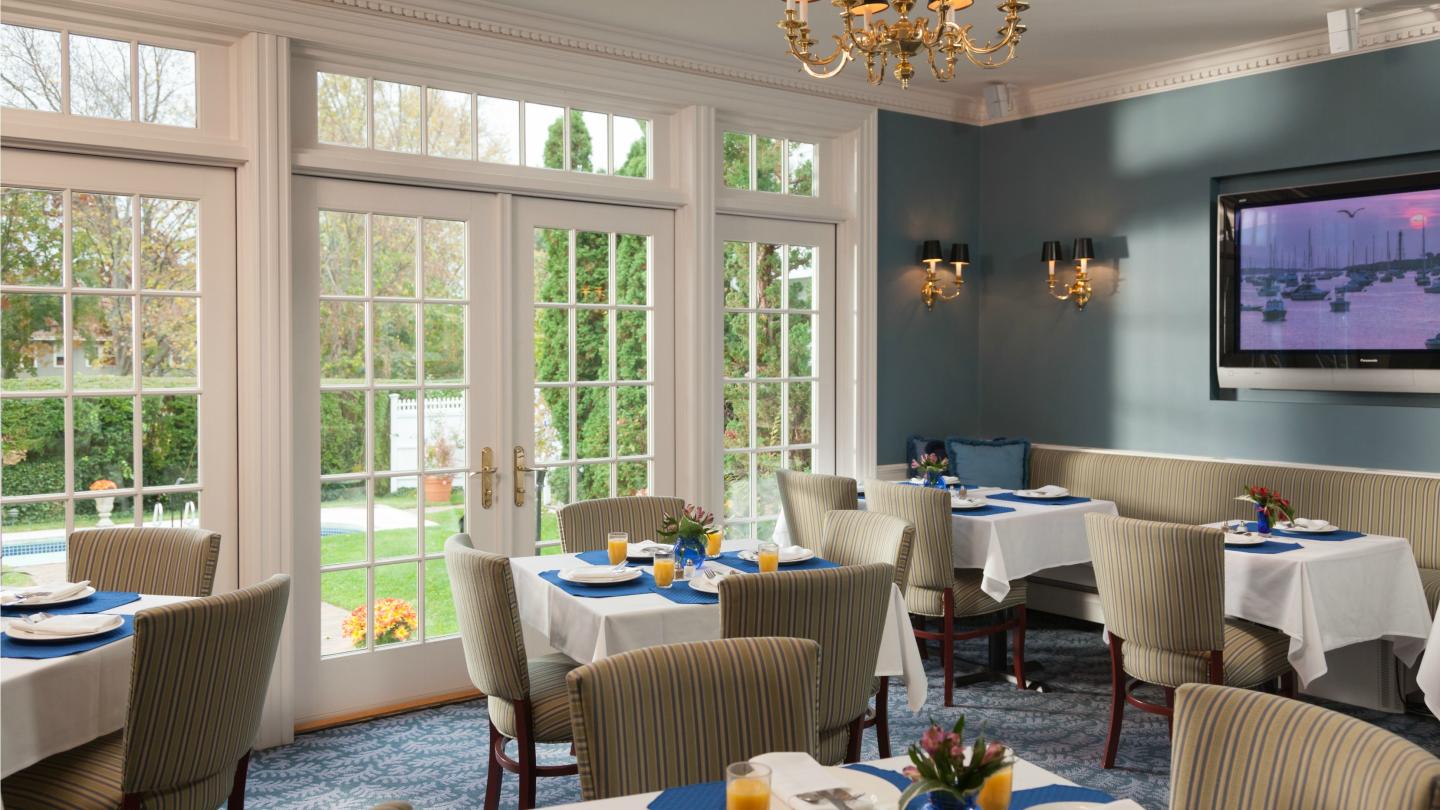 Harbor Light Dining Area