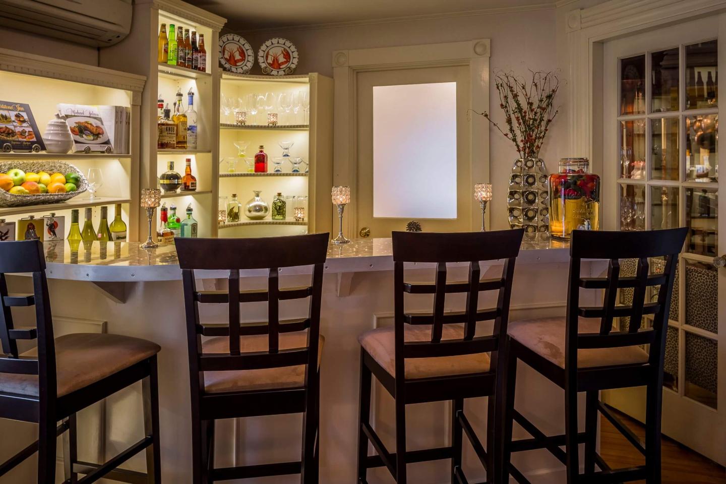 Hartstone Inn & Hideaway Bar