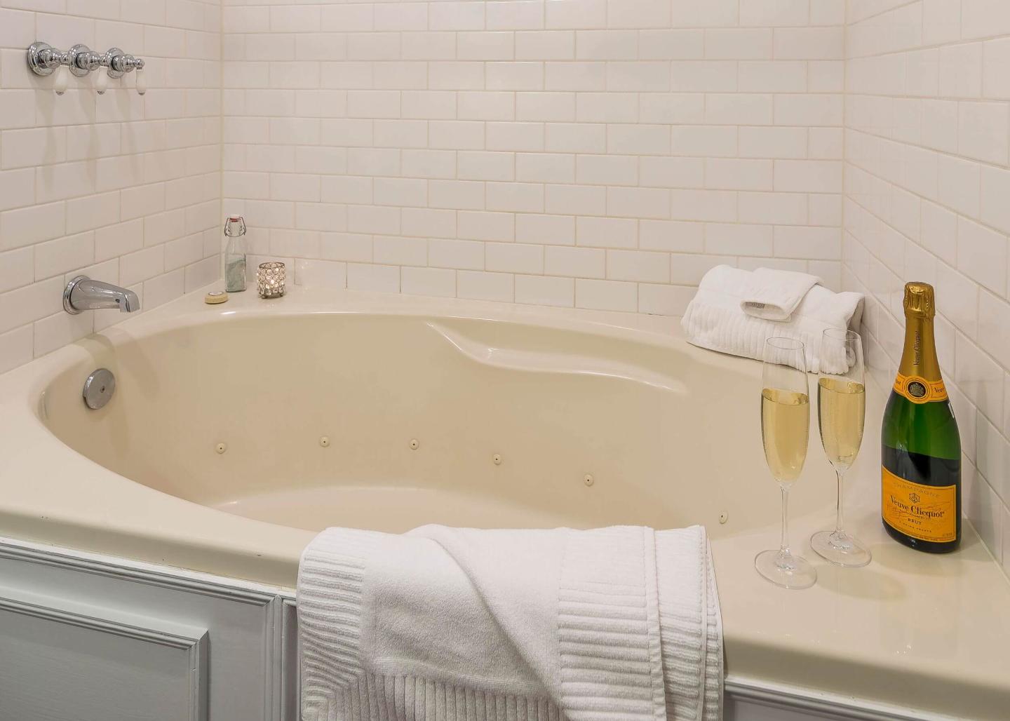 Hartstone Inn & Hideaway Jetted Tub