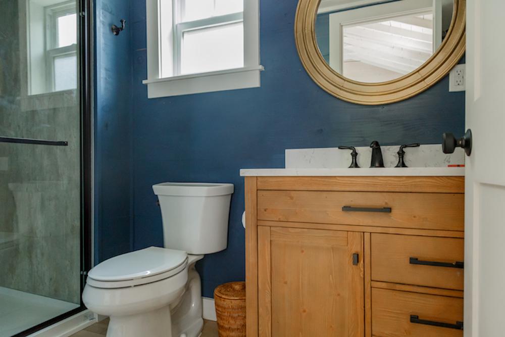 Linekin Bay Resort  -Classic Cabin Bathroom