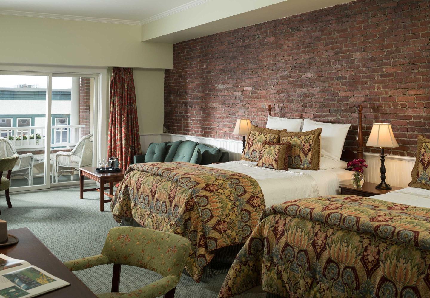 Deluxe Fireplace Room
