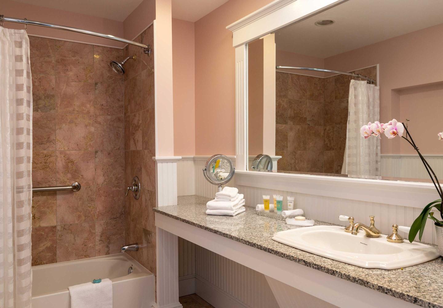 Deluxe Fireplace Room Bathroom