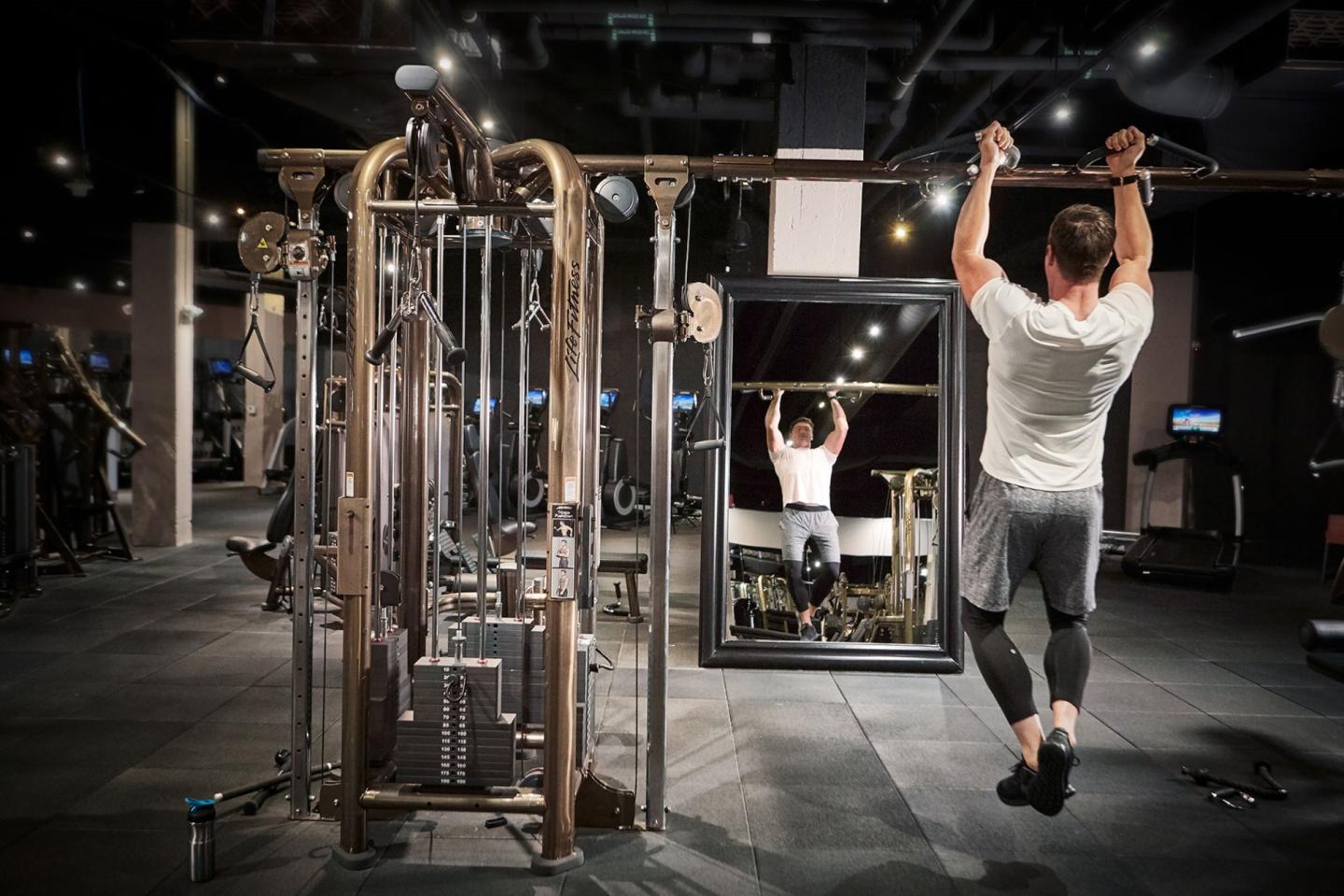 Man working out at Lynx Fitness