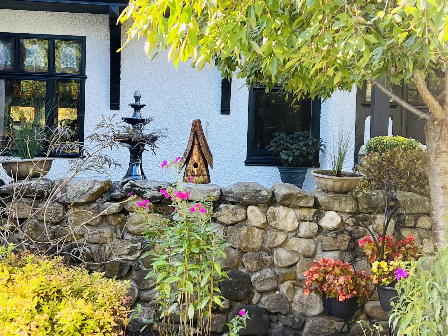 Manor House Inn Courtyard