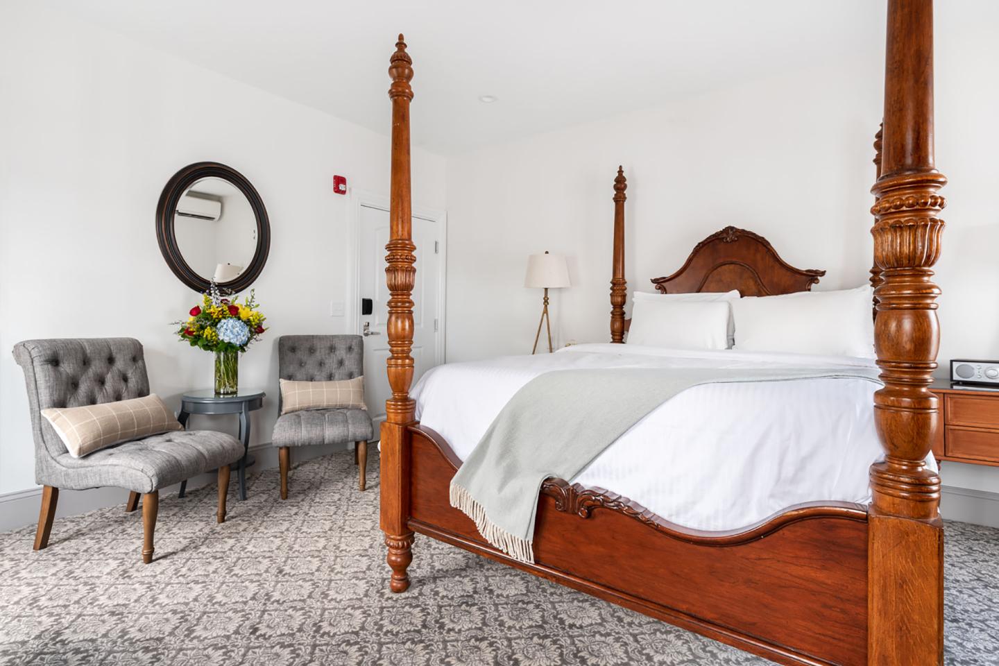 The Whaler's Inn Queen Guestroom