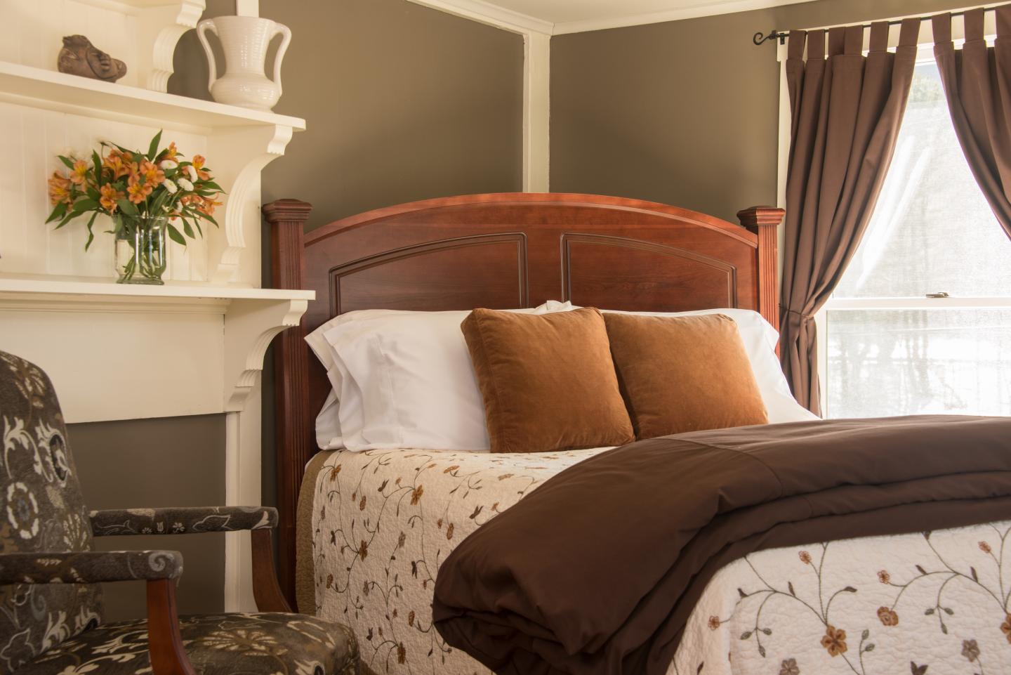 This fully-updated room offers a queen-size bed with luxury mattress, a gas fireplace, a small sitting area, and a flat-screen TV.