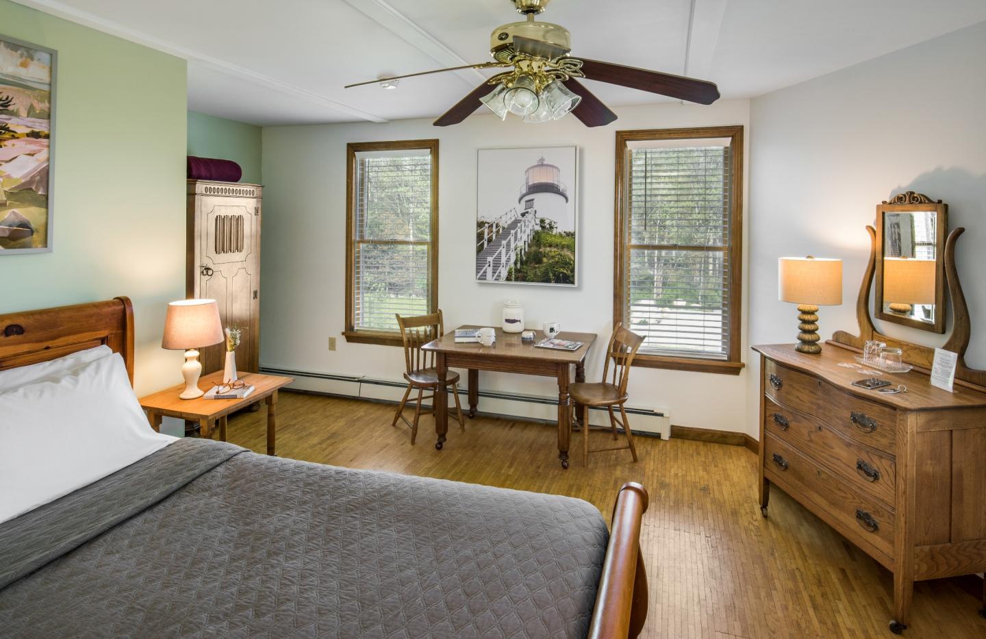 Sitting area in Owls Head room