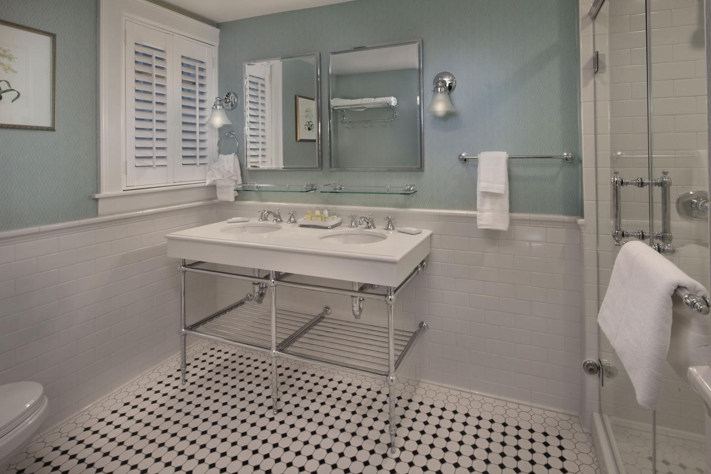 Lord Jeffery Inn - Guest Room Bath