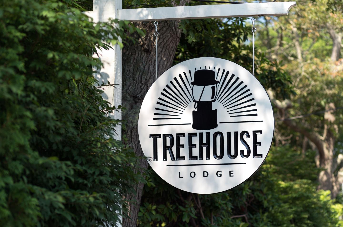 Treehouse Lodge - Sign