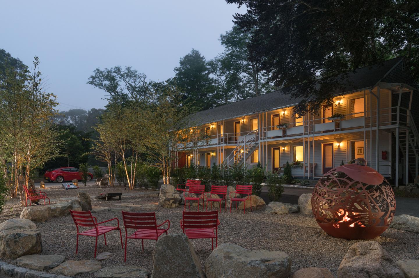 Treehouse Lodge - Exterior Twilight