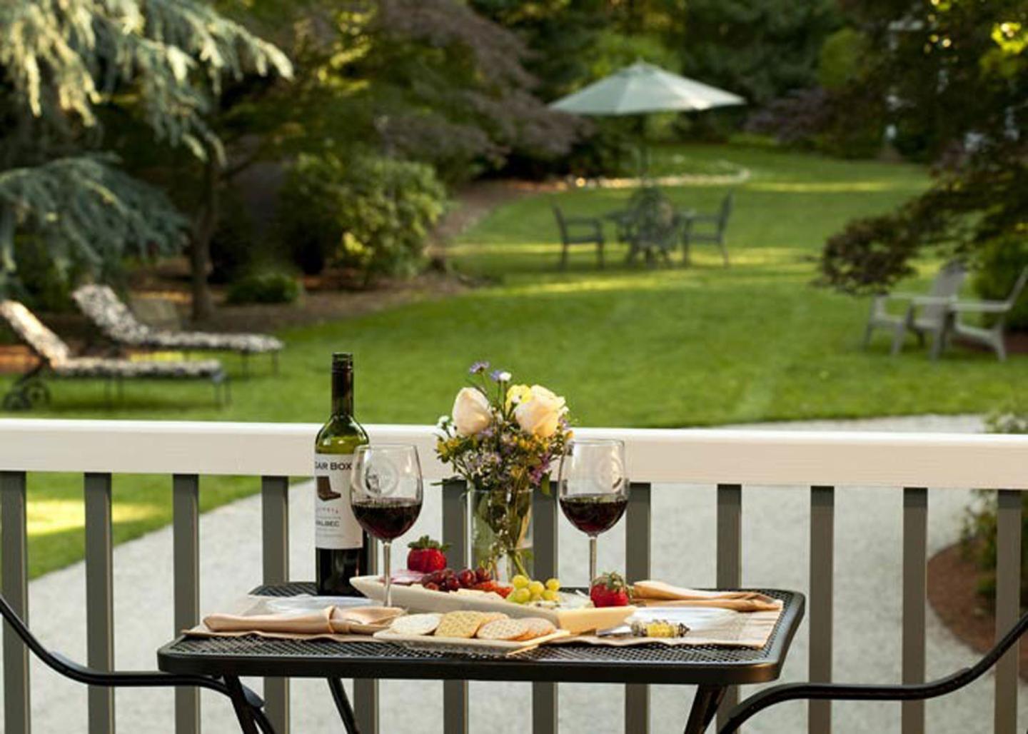Captain's Manor Inn - Outdoor Dining