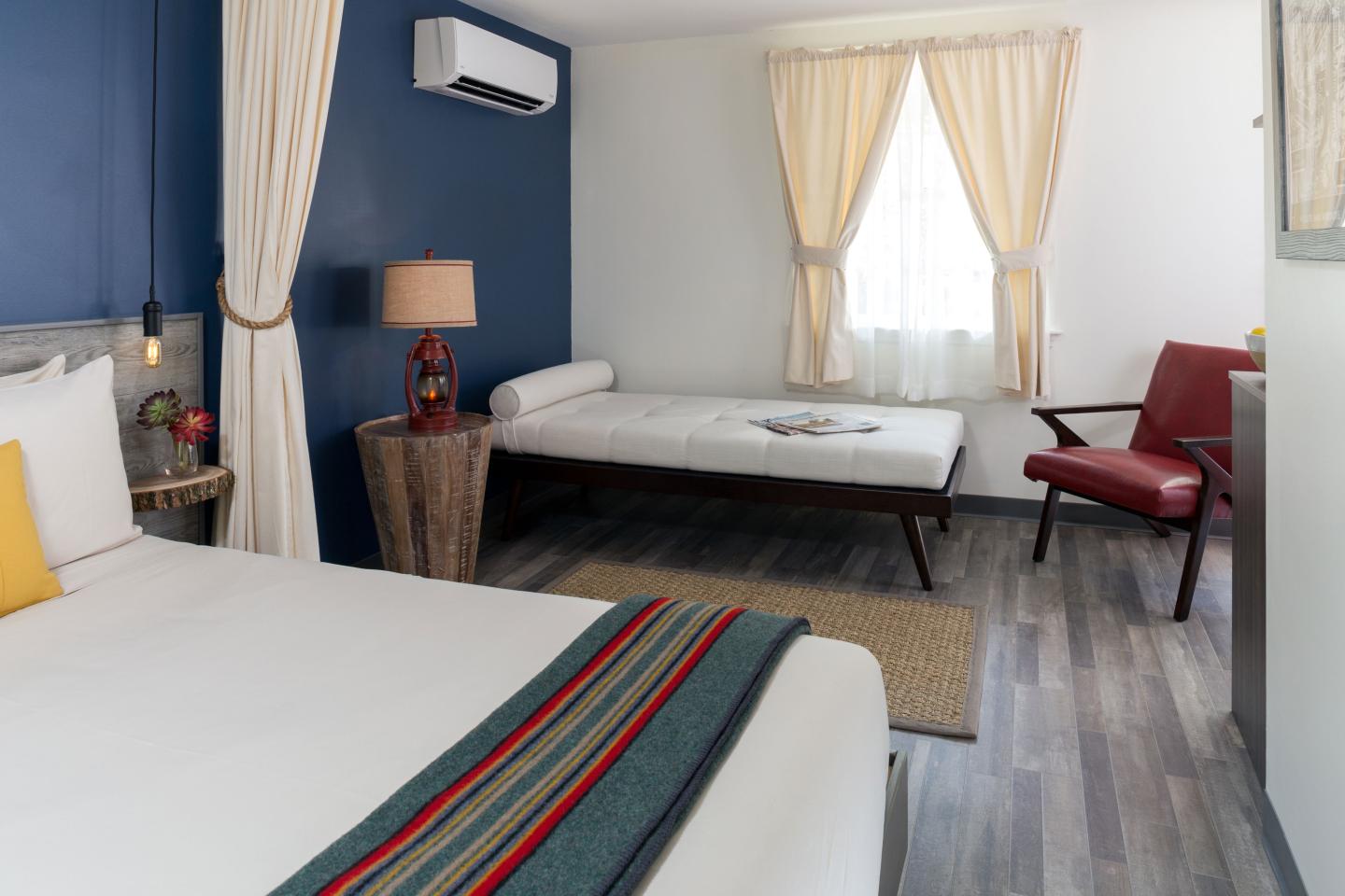 Treehouse Lodge - Guest Room with Two Beds