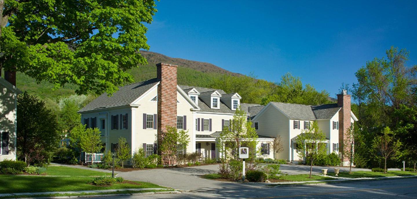 Reluctant Panther Inn & Restaurant - Wide Exterior