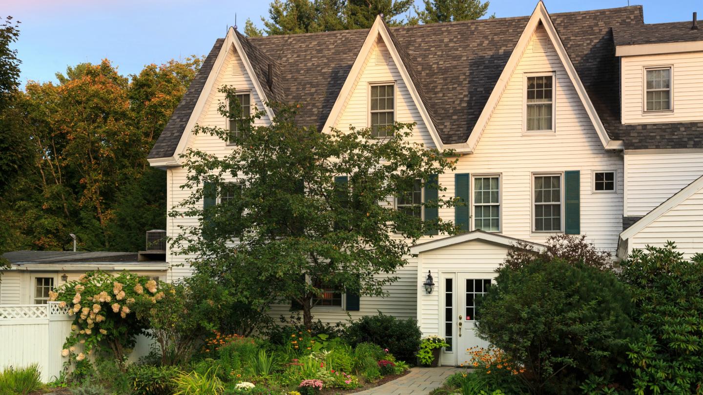 Inn at Pleasant Lake Exterior