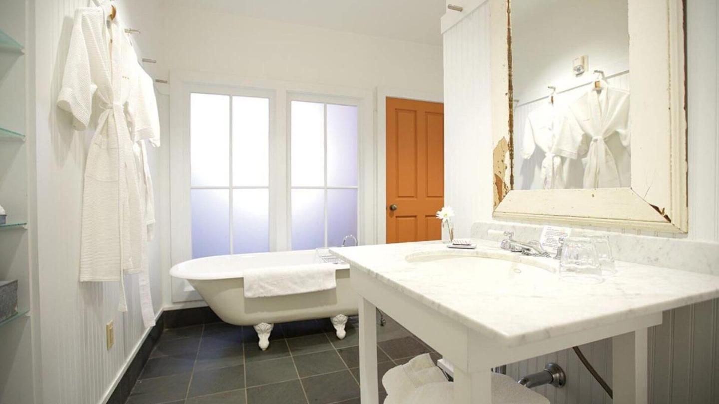 Porches_Inn_Small_Wedding_Venues_Massachusetts