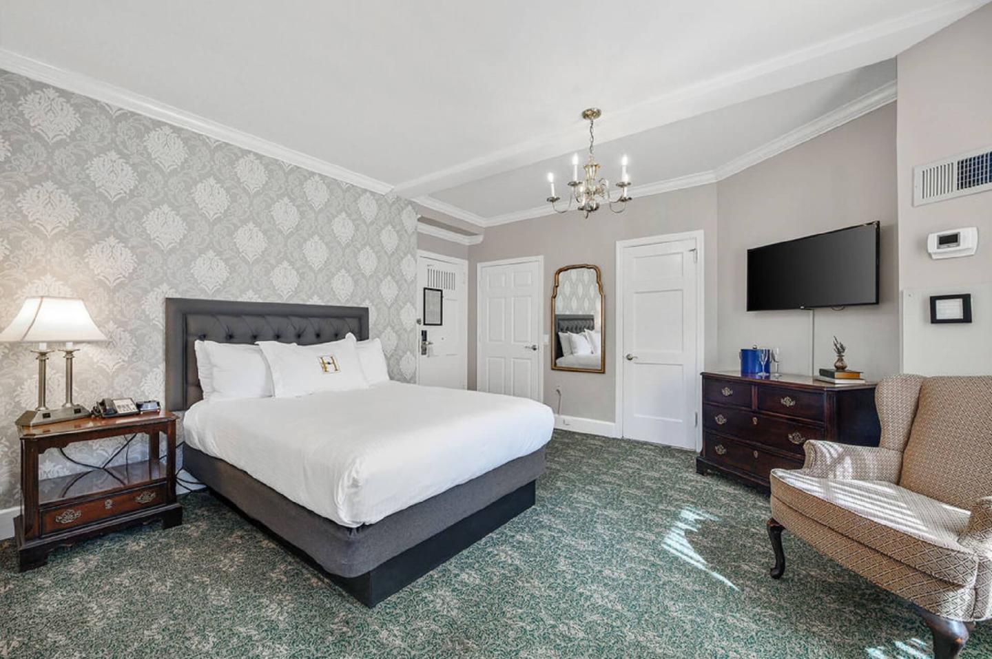 Spacious queen room with sititng area