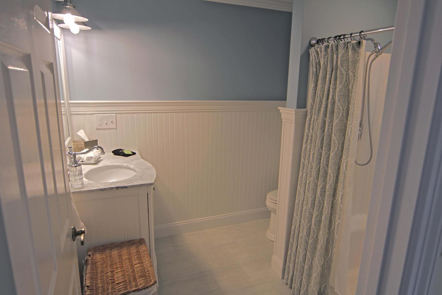 Room 6 Bath
