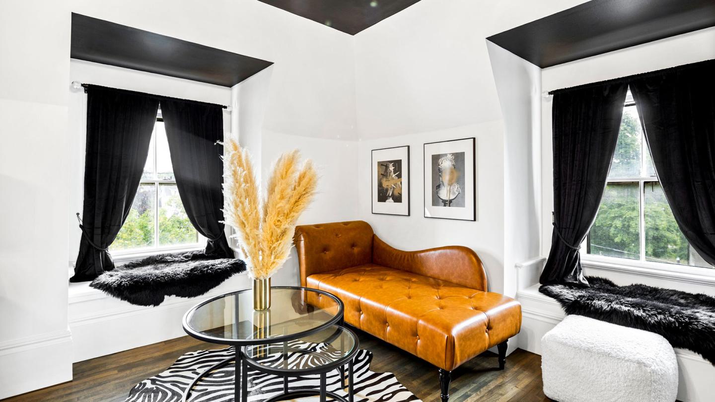 Room 10 Seating Area