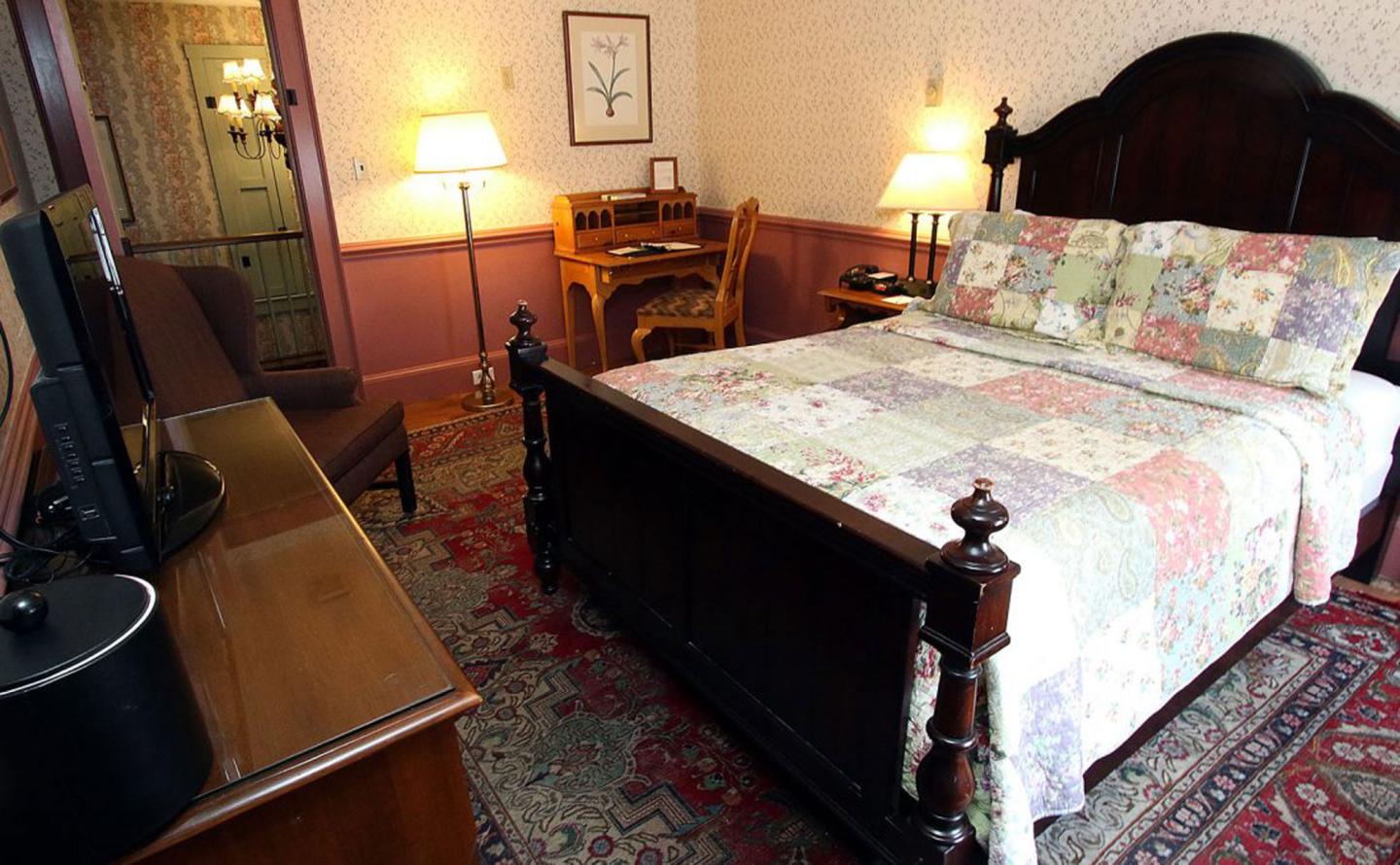 Publick House Historic Inn - Guest Room