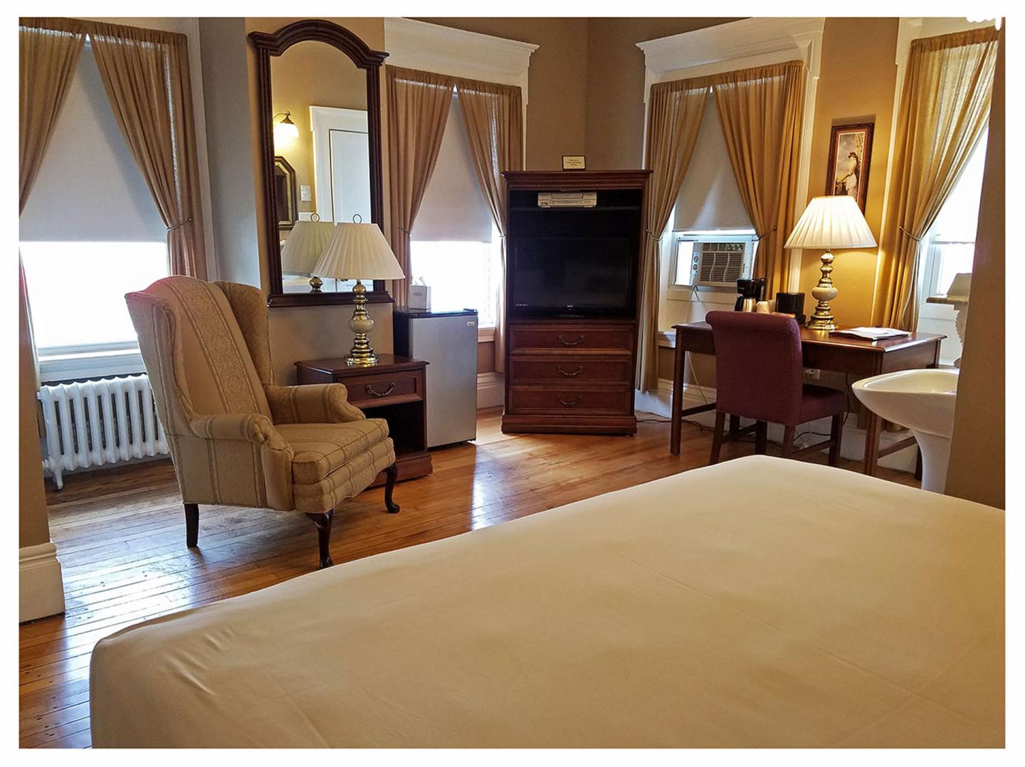Thayers Inn - Guest Room