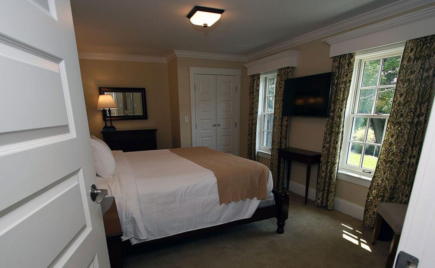 Publick House Historic Inn - Guest Room