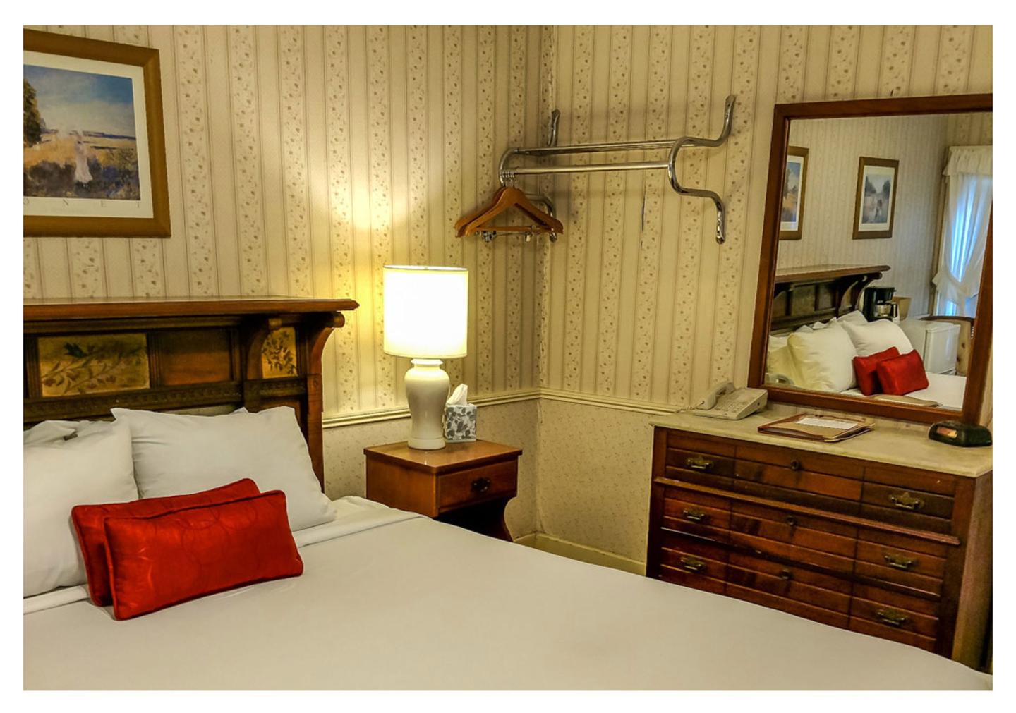Thayers Inn - Guest Room