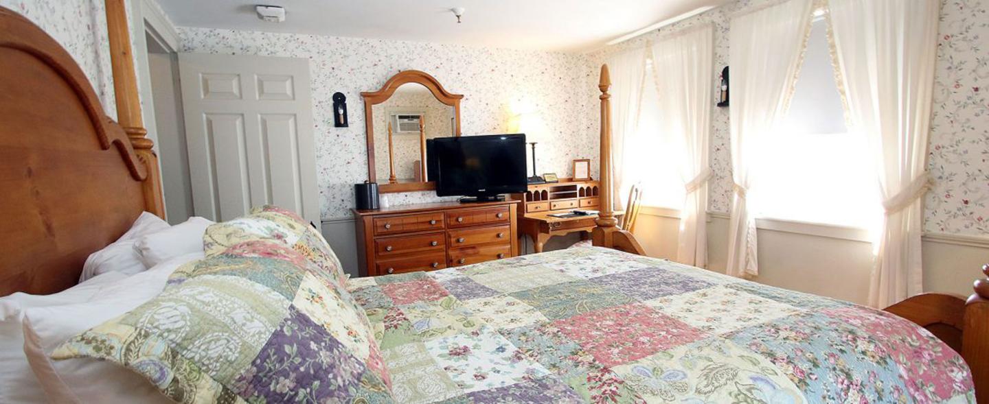 Publick House Historic Inn - Guest Room