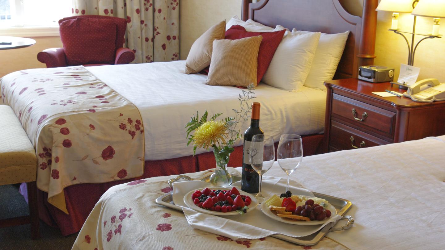 Spa Premier Queen Room with food