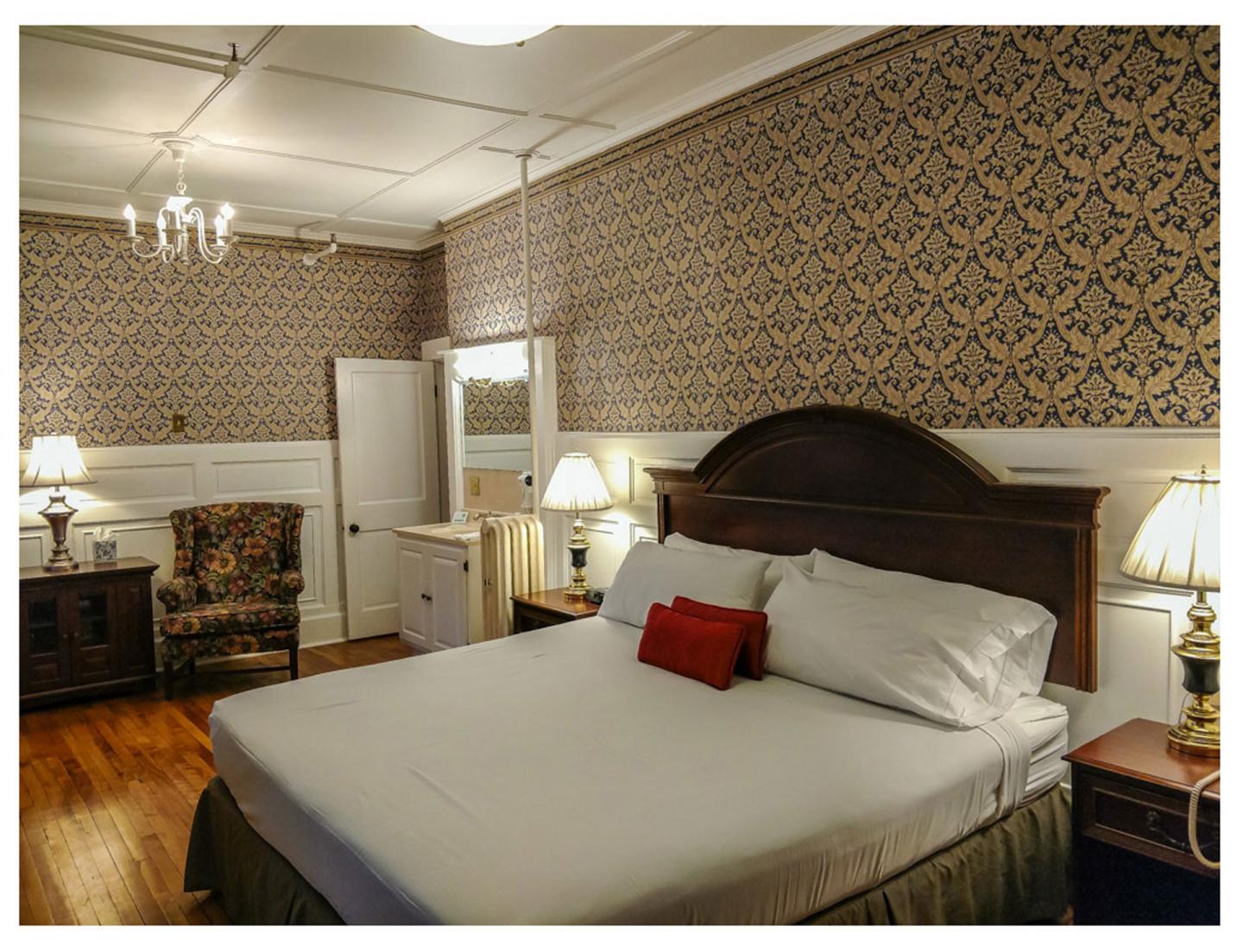 Thayers Inn - Guest Room