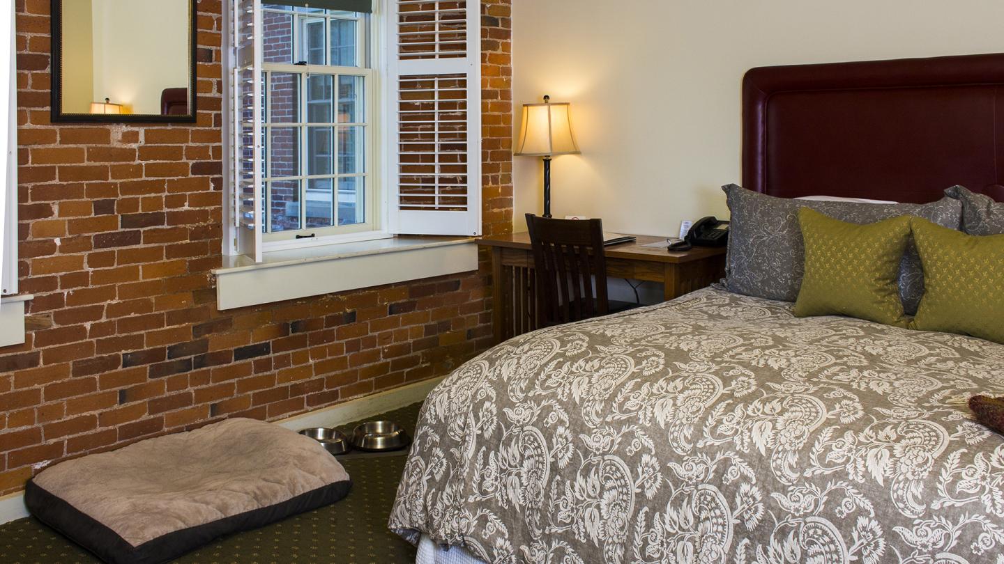 The Common Man Inn & Restaurant - Pet Friendly