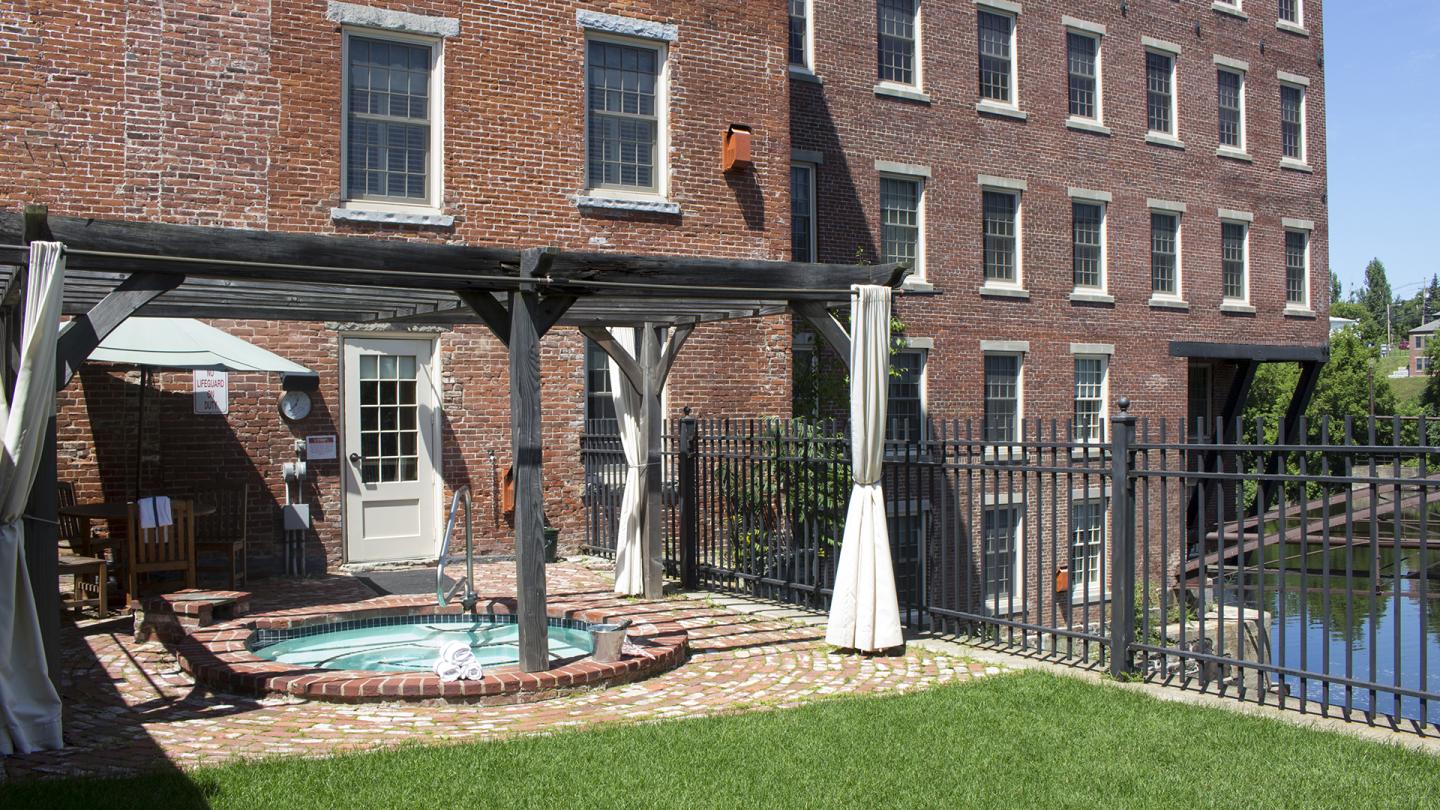 The Common Man Inn & Restaurant - Signature Suite