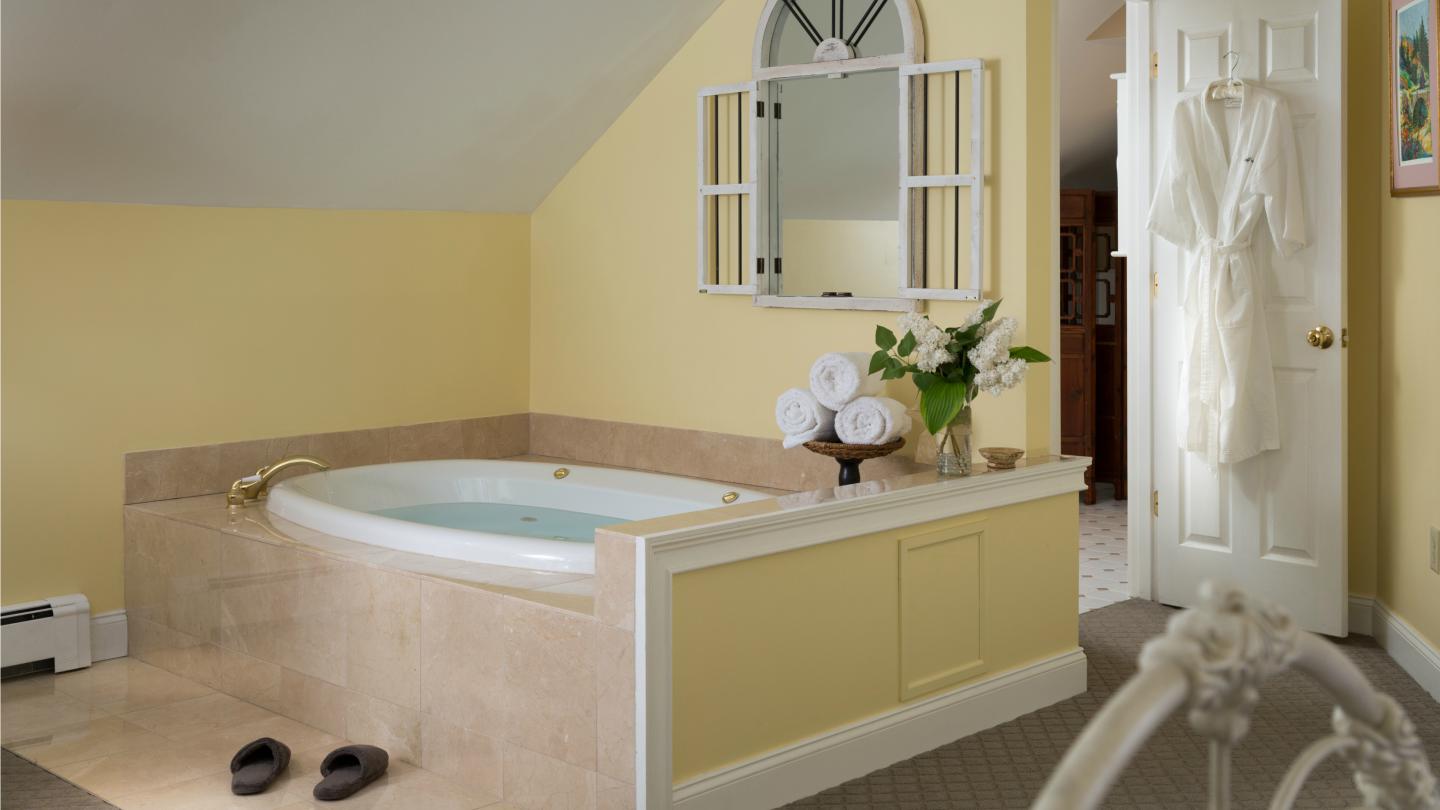 Wolf Cove Room Mount Katahdin Tub